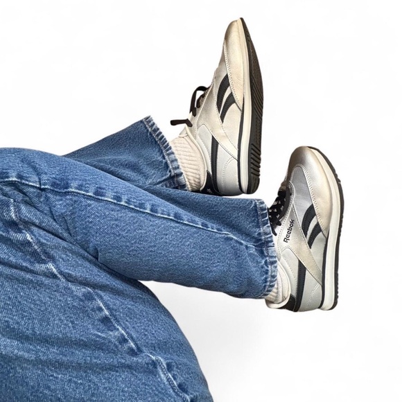 *SOLD* Reebok sneakers - Picture 2 of 8